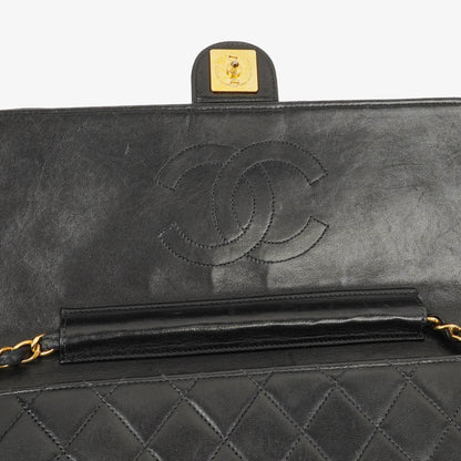 Chanel Medium Classic Einzelklappentasche Schwarz Gepolstertes Lammleder Mit 24K vergoldeter Hardware