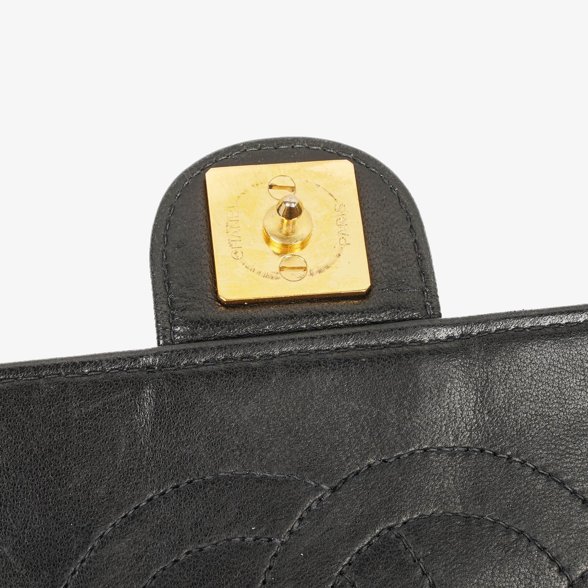 Chanel Medium Classic Einzelklappentasche Schwarz Gepolstertes Lammleder Mit 24K vergoldeter Hardware