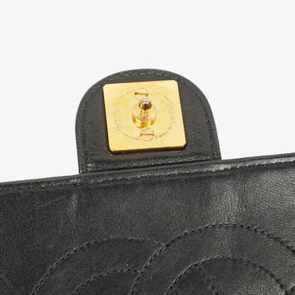 Chanel Medium Classic Einzelklappentasche Schwarz Gepolstertes Lammleder Mit 24K vergoldeter Hardware