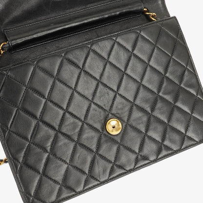Chanel Medium Classic Einzelklappentasche Schwarz Gepolstertes Lammleder Mit 24K vergoldeter Hardware
