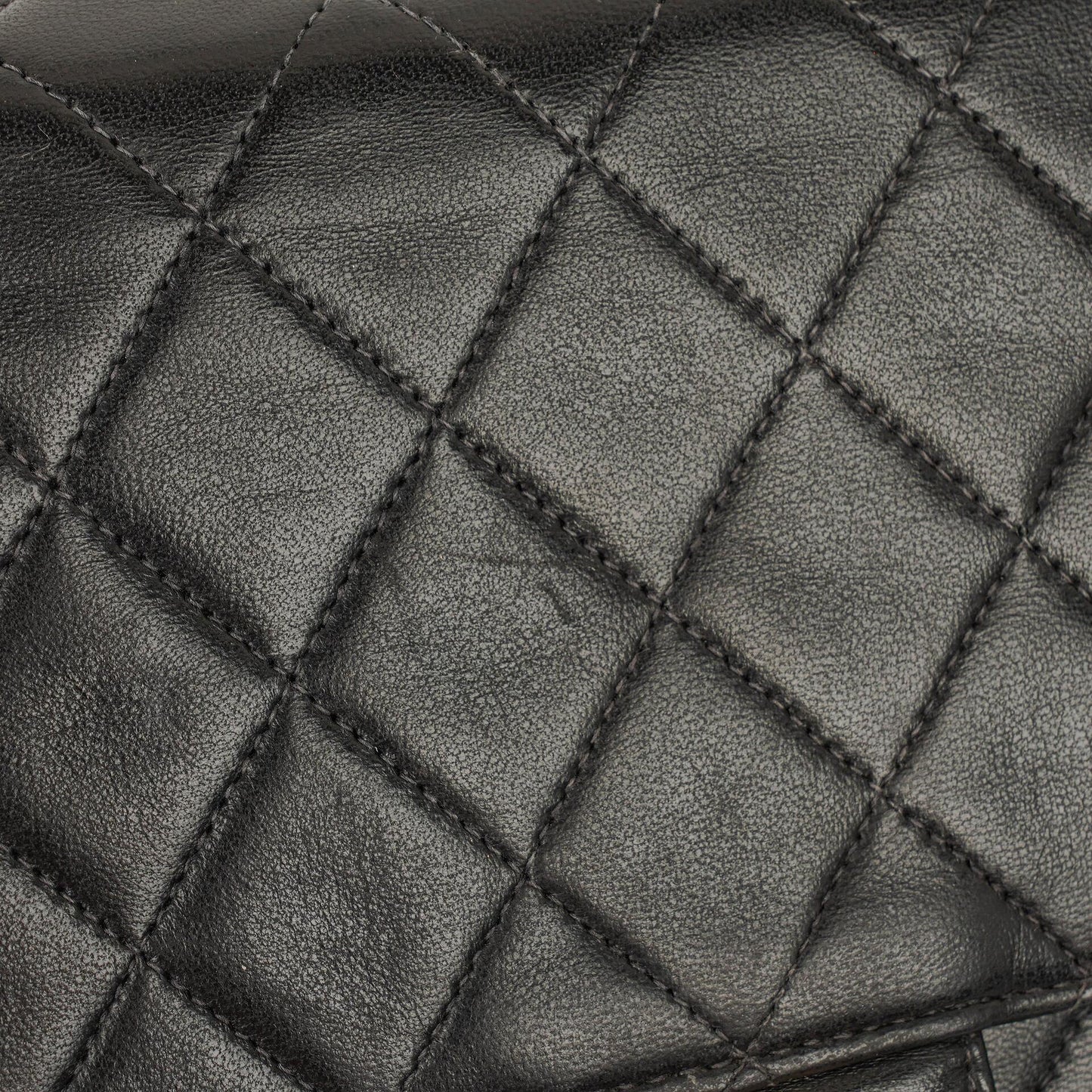 Chanel Medium Classic Einzelklappentasche Schwarz Gepolstertes Lammleder Mit 24K vergoldeter Hardware