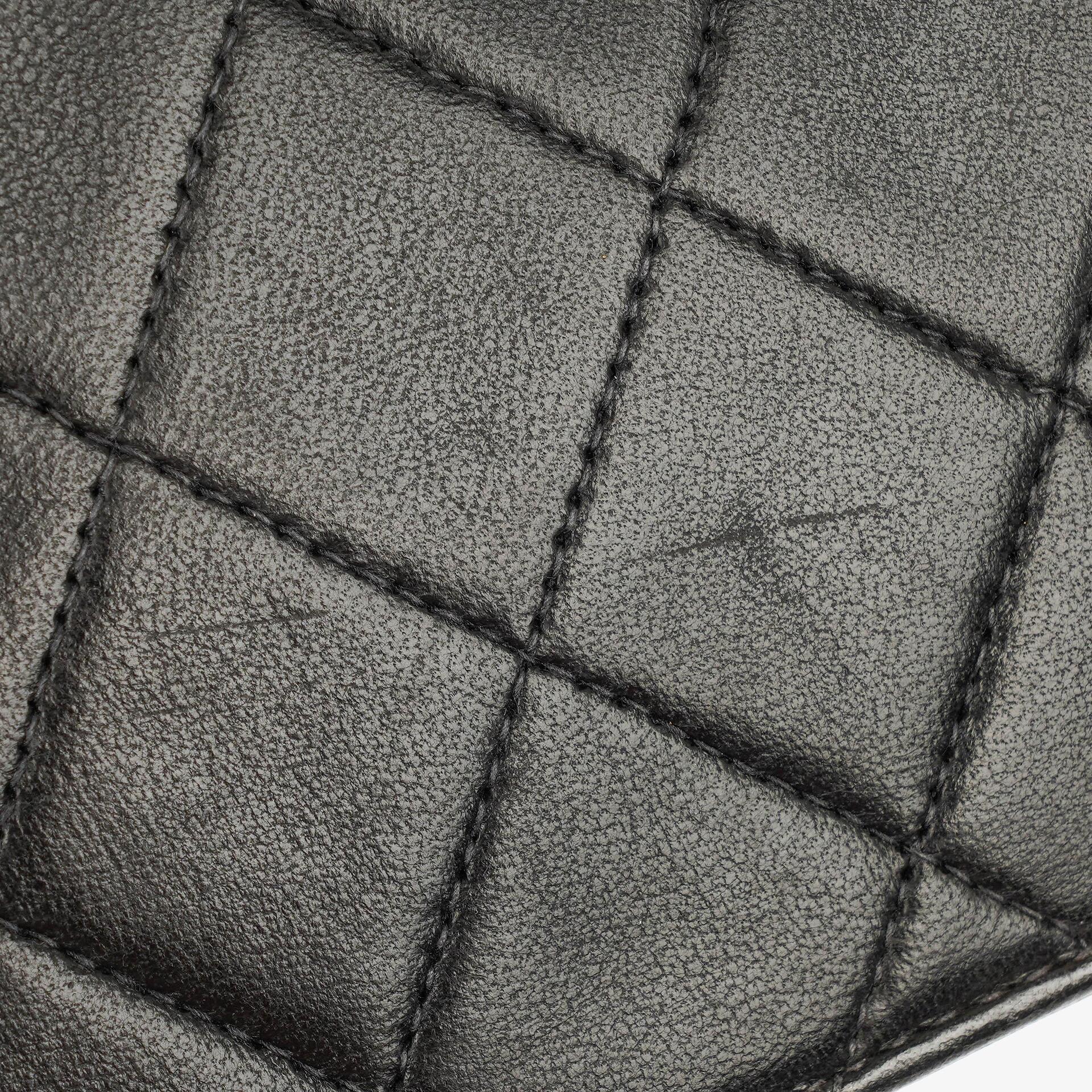 Chanel Medium Classic Einzelklappentasche Schwarz Gepolstertes Lammleder Mit 24K vergoldeter Hardware