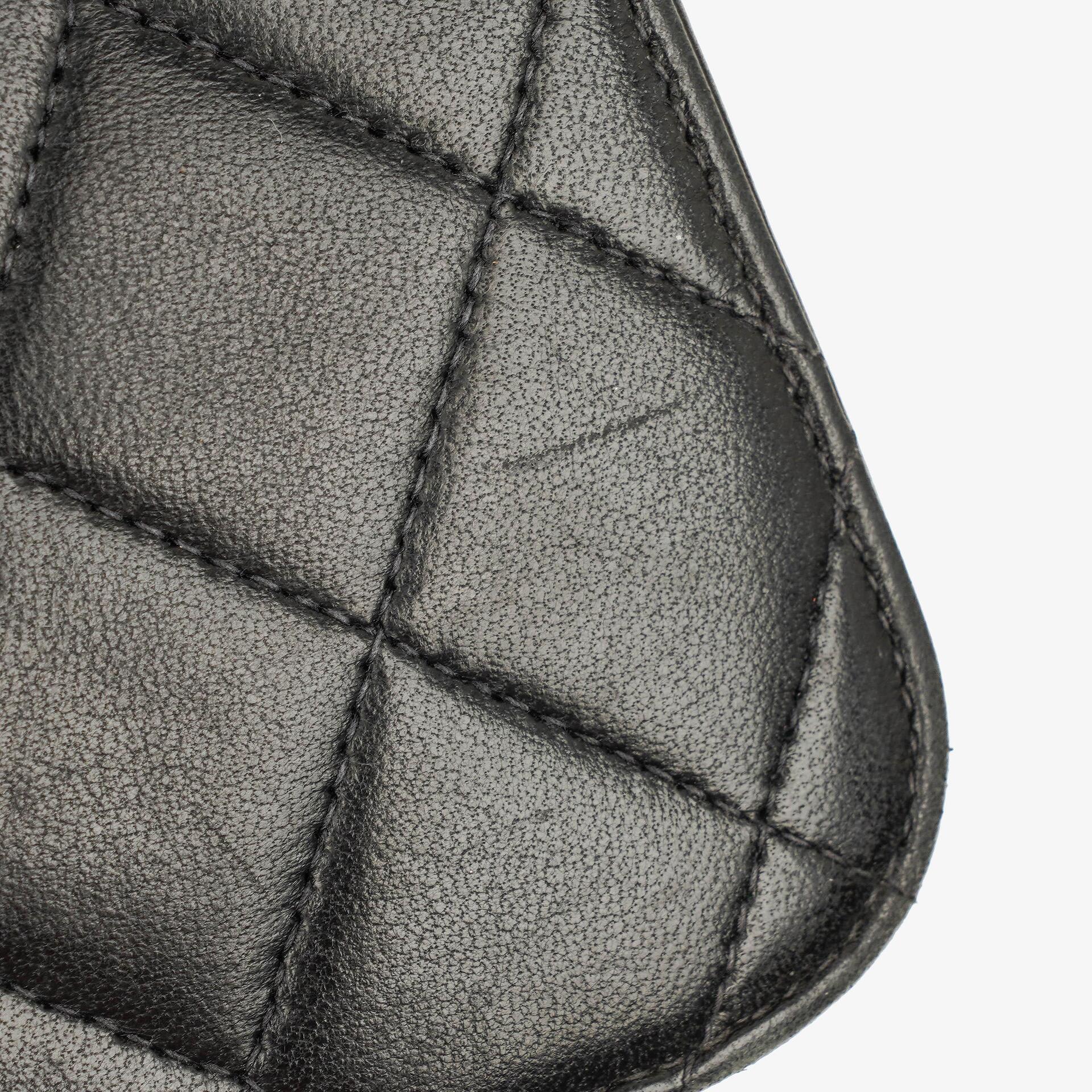 Chanel Medium Classic Einzelklappentasche Schwarz Gepolstertes Lammleder Mit 24K vergoldeter Hardware
