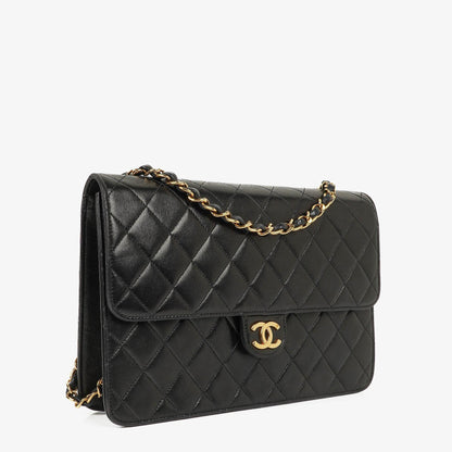 Chanel Medium Classic Einzelklappentasche Schwarz Gepolstertes Lammleder Mit 24K vergoldeter Hardware