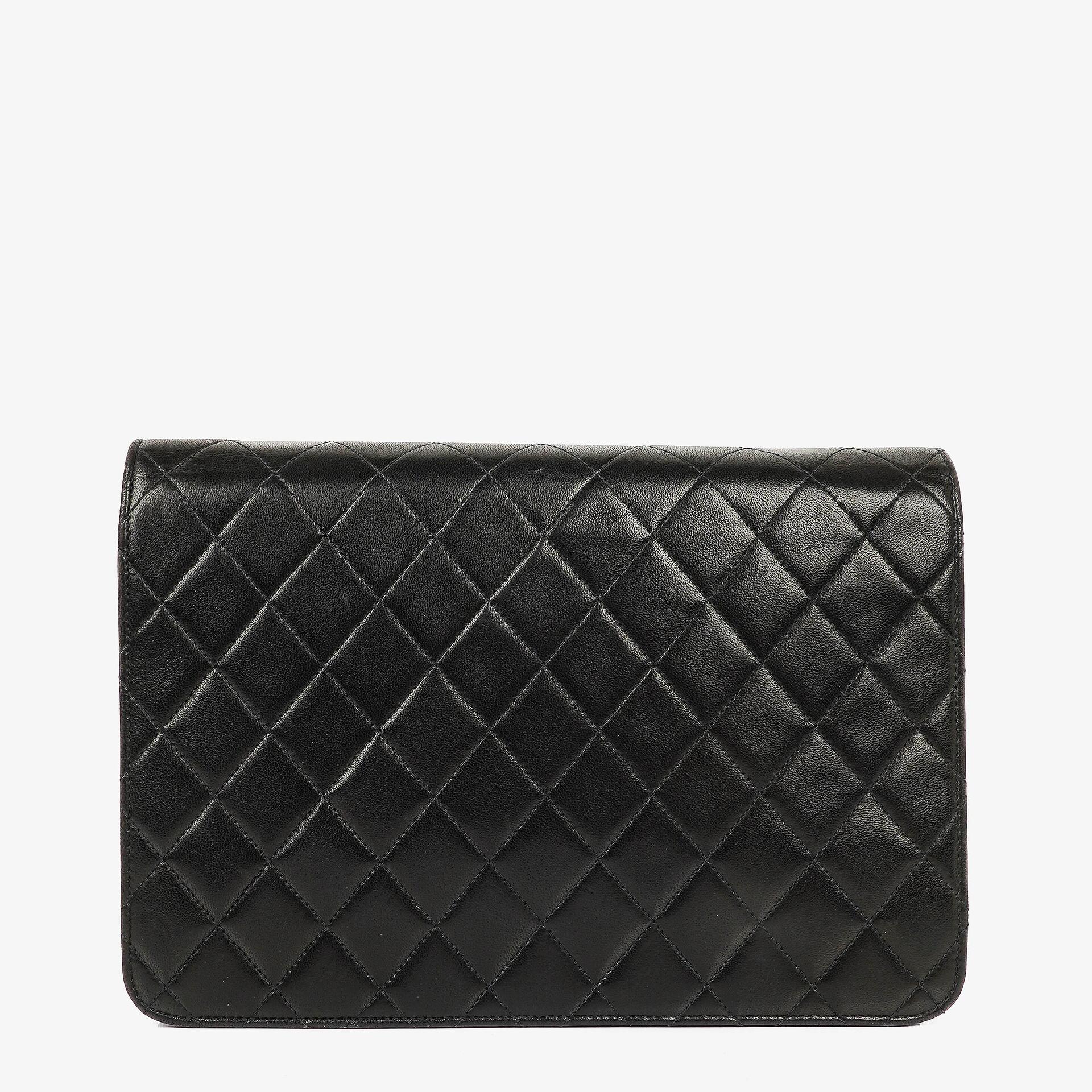 Chanel Medium Classic Einzelklappentasche Schwarz Gepolstertes Lammleder Mit 24K vergoldeter Hardware