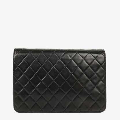 Chanel Medium Classic Einzelklappentasche Schwarz Gepolstertes Lammleder Mit 24K vergoldeter Hardware