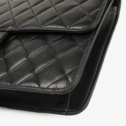 Chanel Medium Classic Einzelklappentasche Schwarz Gepolstertes Lammleder Mit 24K vergoldeter Hardware