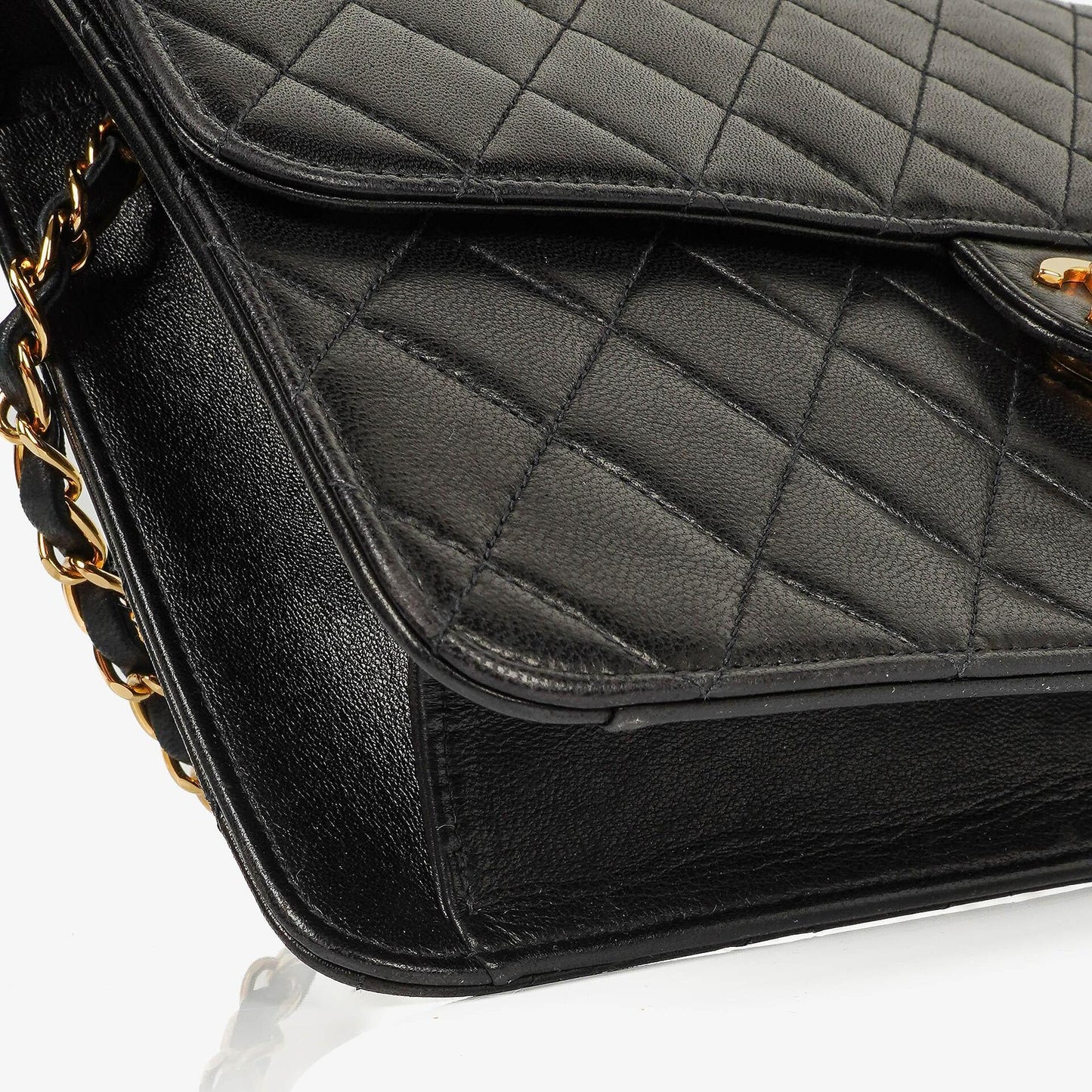 Chanel Medium Classic Einzelklappentasche Schwarz Gepolstertes Lammleder Mit 24K vergoldeter Hardware