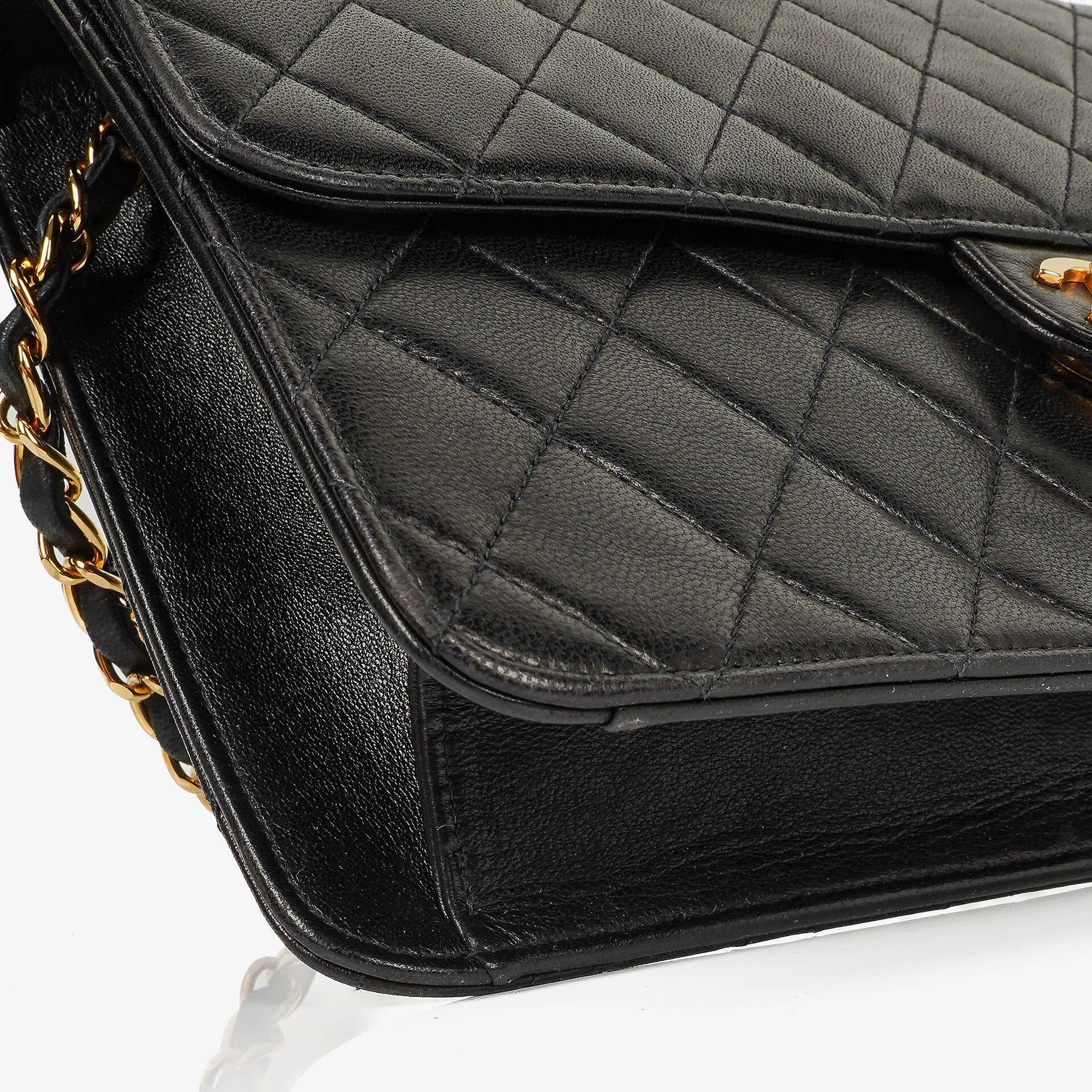 Chanel Medium Classic Einzelklappentasche Schwarz Gepolstertes Lammleder Mit 24K vergoldeter Hardware