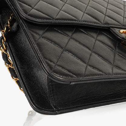 Chanel Medium Classic Einzelklappentasche Schwarz Gepolstertes Lammleder Mit 24K vergoldeter Hardware