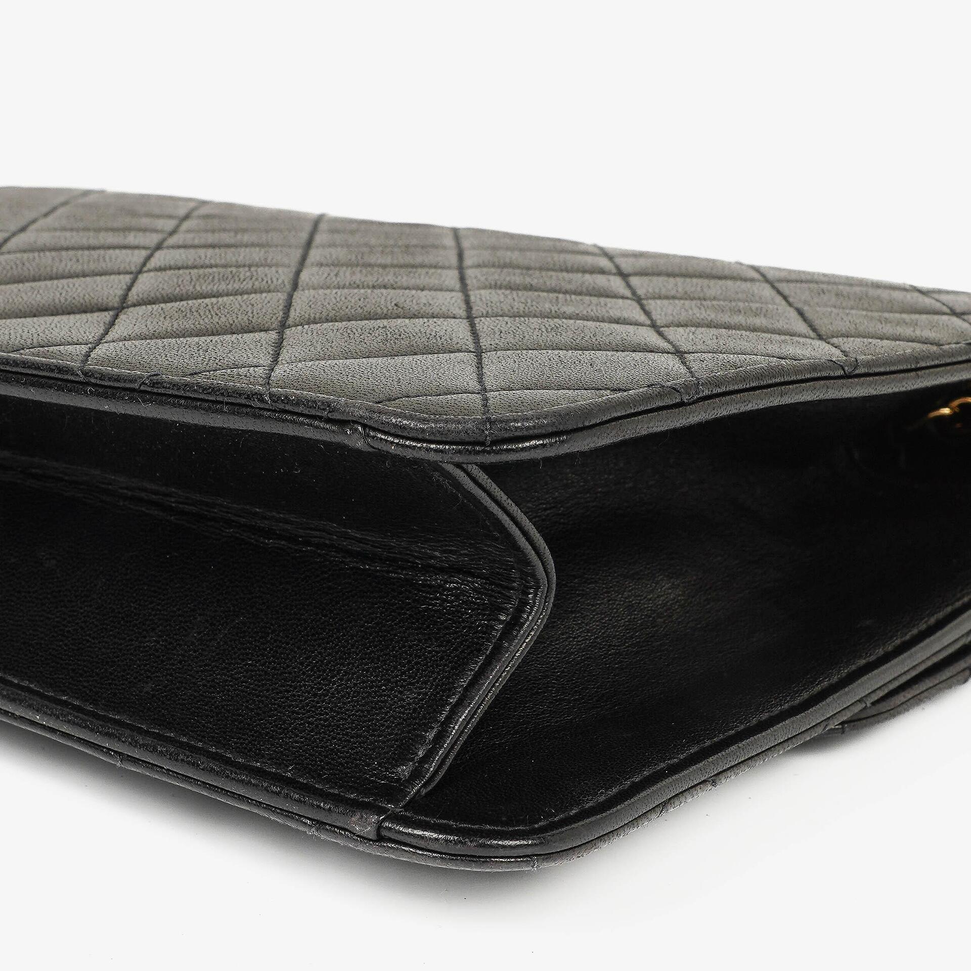 Chanel Medium Classic Einzelklappentasche Schwarz Gepolstertes Lammleder Mit 24K vergoldeter Hardware
