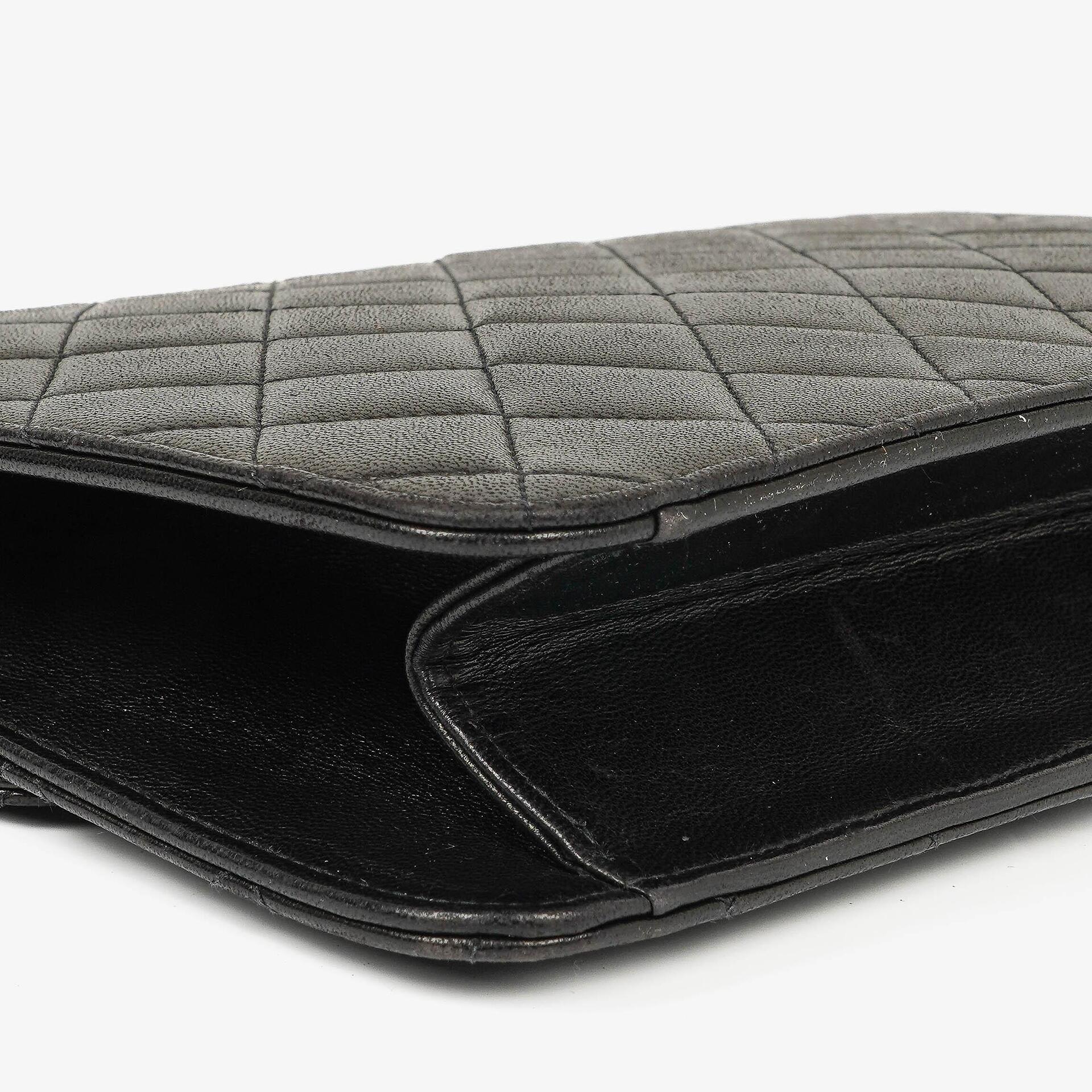 Chanel Medium Classic Einzelklappentasche Schwarz Gepolstertes Lammleder Mit 24K vergoldeter Hardware