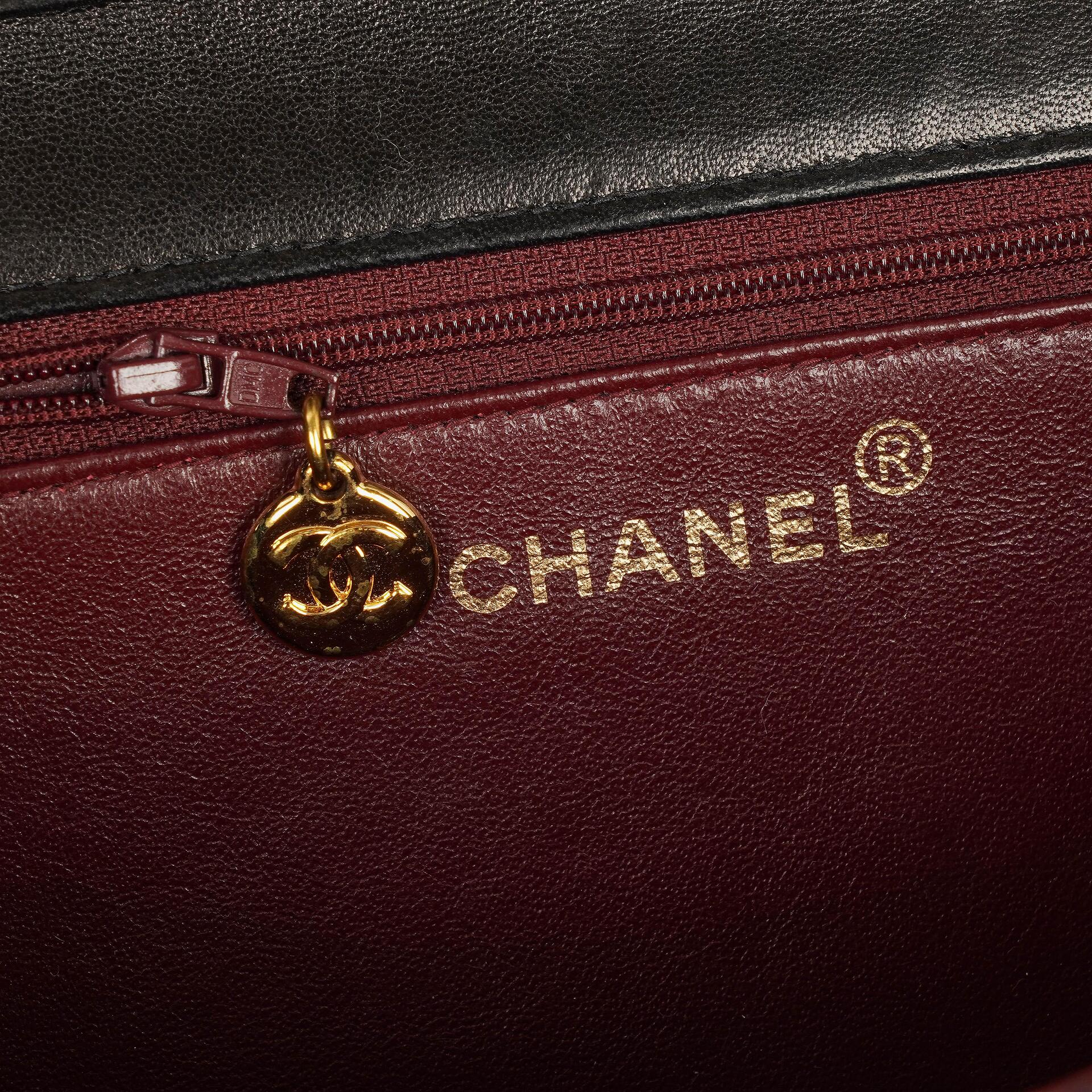 Chanel Medium Classic Einzelklappentasche Schwarz Gepolstertes Lammleder Mit 24K vergoldeter Hardware
