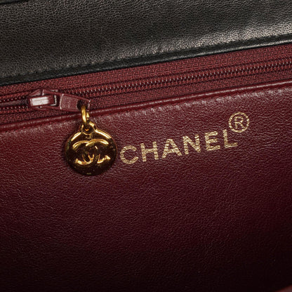 Chanel Medium Classic Einzelklappentasche Schwarz Gepolstertes Lammleder Mit 24K vergoldeter Hardware