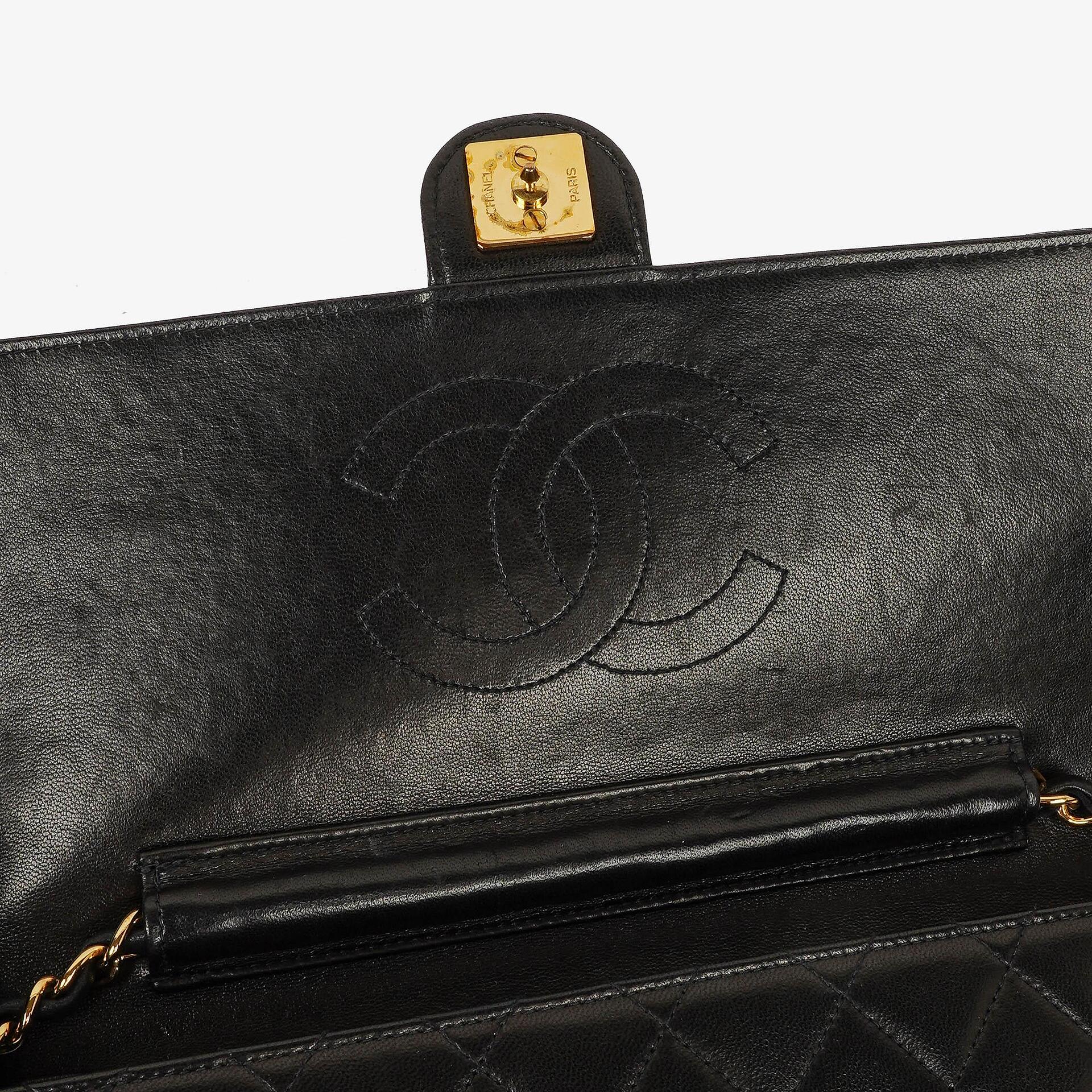Chanel Medium Classic Einzelklappentasche Schwarz Gepolstertes Lammleder Mit 24K vergoldeter Hardware