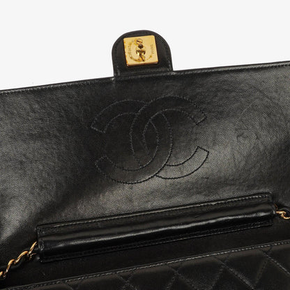 Chanel Medium Classic Einzelklappentasche Schwarz Gepolstertes Lammleder Mit 24K vergoldeter Hardware