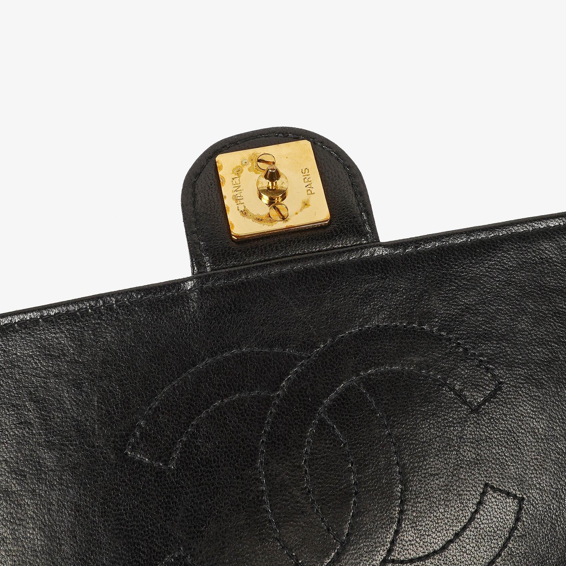 Chanel Medium Classic Einzelklappentasche Schwarz Gepolstertes Lammleder Mit 24K vergoldeter Hardware