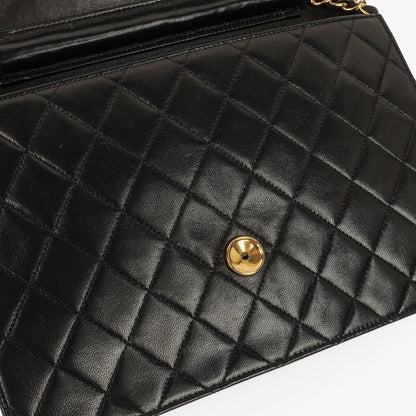 Chanel Medium Classic Einzelklappentasche Schwarz Gepolstertes Lammleder Mit 24K vergoldeter Hardware