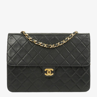 Chanel Medium Classic Single Flap Tasche aus schwarzem gestepptem Lammleder mit goldfarbenen Beschlägen