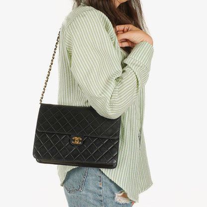Chanel Medium Classic Single Flap Tasche aus schwarzem gestepptem Lammleder mit goldfarbenen Beschlägen