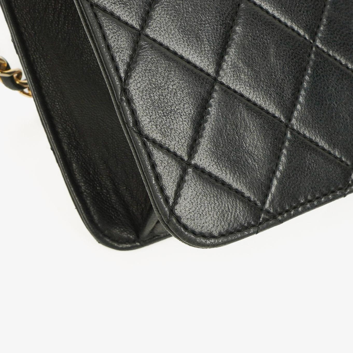 Chanel Medium Classic Single Flap Tasche aus schwarzem gestepptem Lammleder mit goldfarbenen Beschlägen