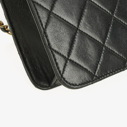 Chanel Medium Classic Single Flap Tasche aus schwarzem gestepptem Lammleder mit goldfarbenen Beschlägen