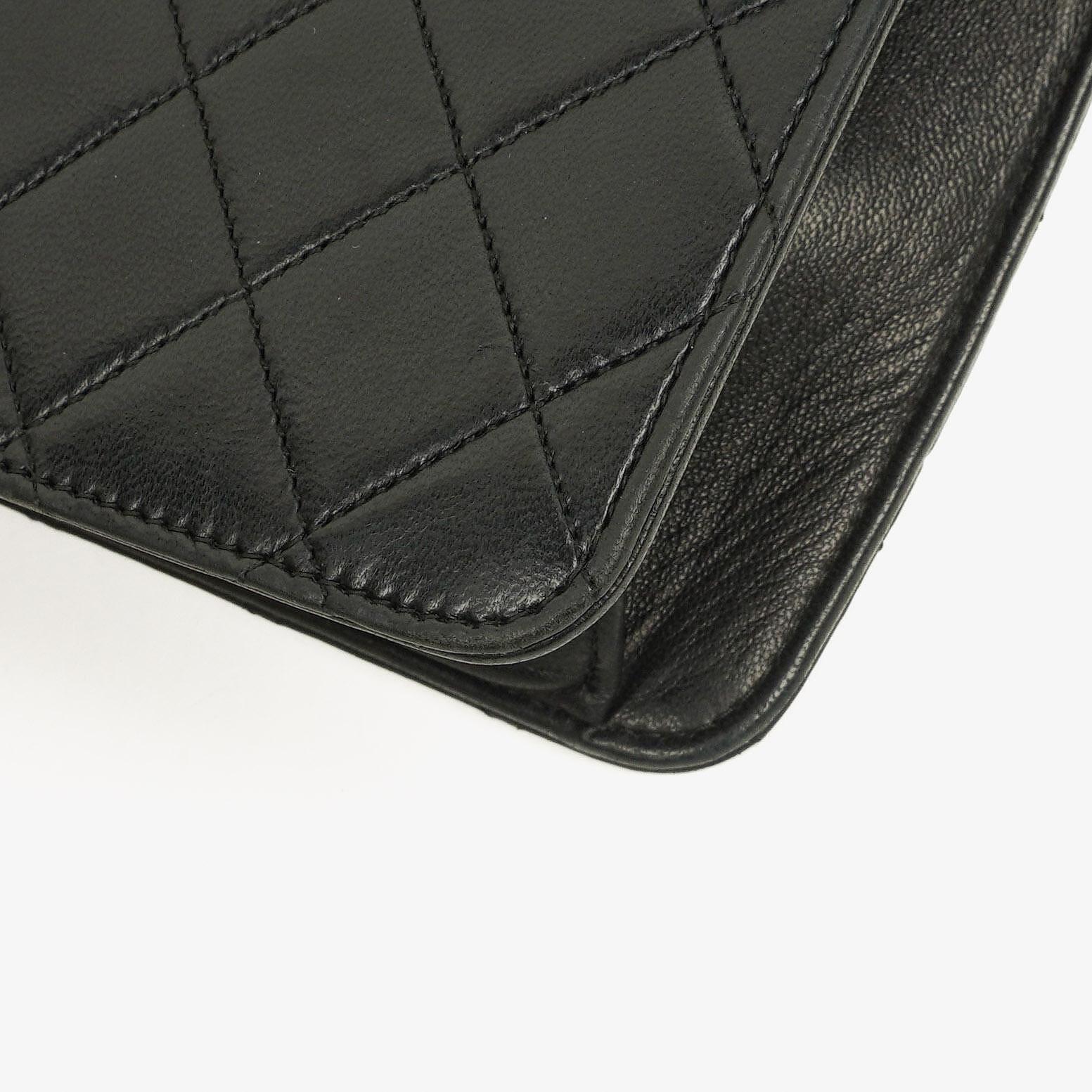 Chanel Medium Classic Single Flap Tasche aus schwarzem gestepptem Lammleder mit goldfarbenen Beschlägen