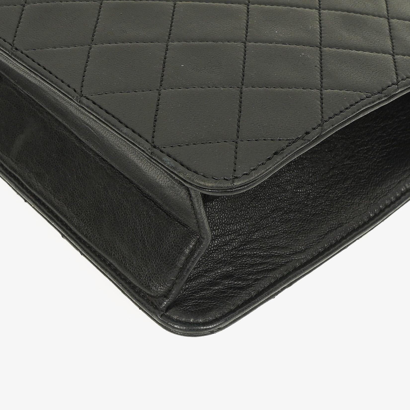 Chanel Medium Classic Single Flap Tasche aus schwarzem gestepptem Lammleder mit goldfarbenen Beschlägen