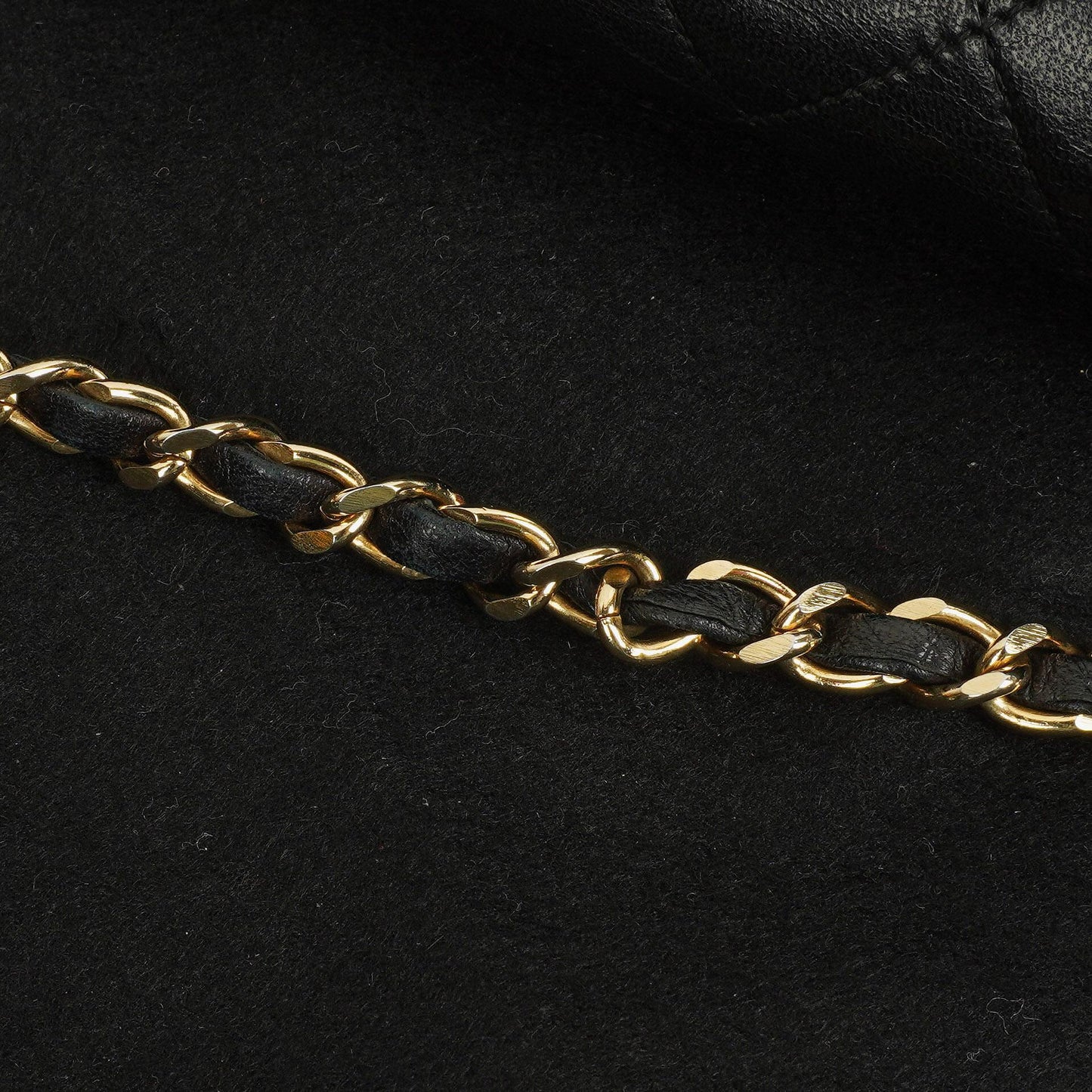 Chanel Medium Classic Single Flap Tasche aus schwarzem gestepptem Lammleder mit goldfarbenen Beschlägen