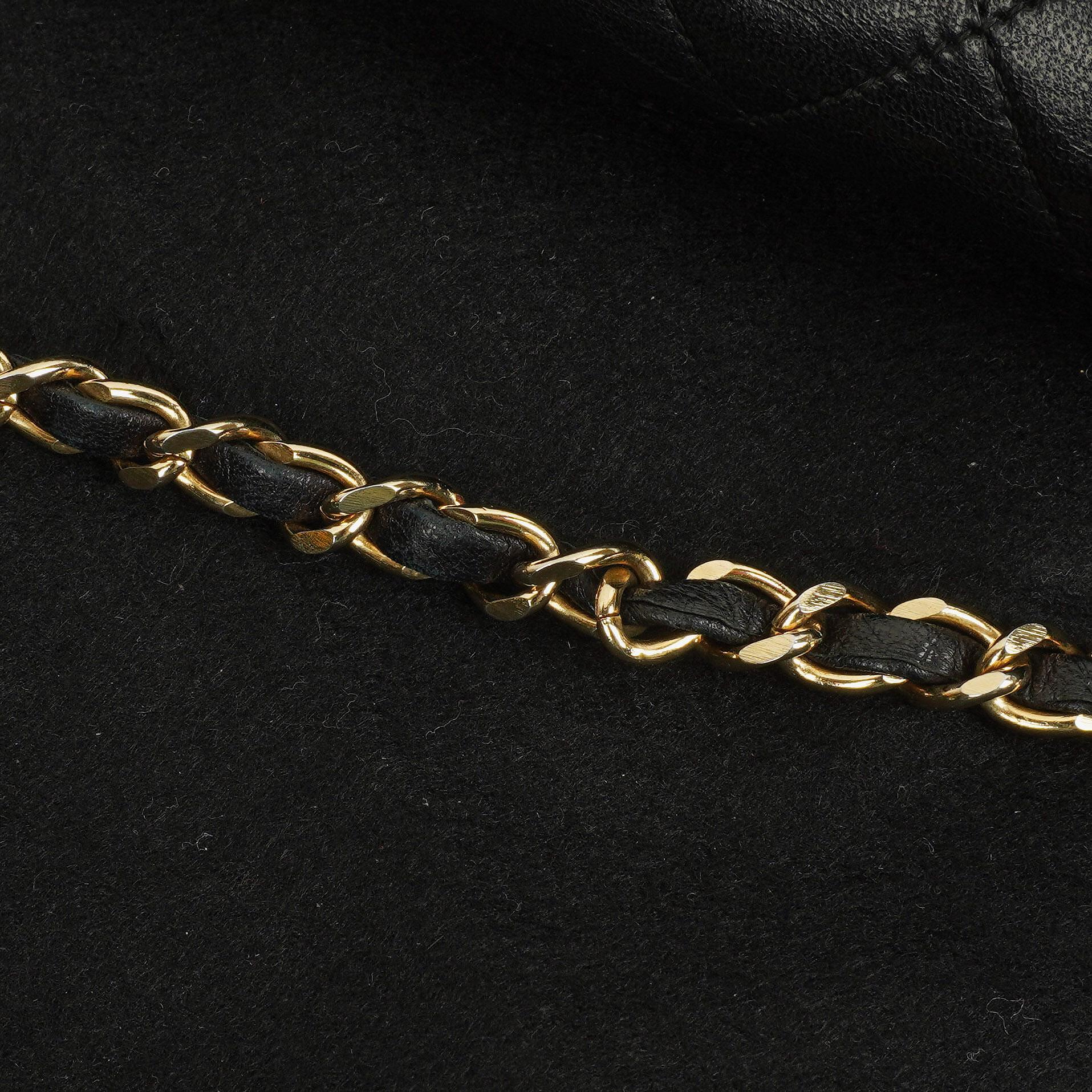 Chanel Medium Classic Single Flap Tasche aus schwarzem gestepptem Lammleder mit goldfarbenen Beschlägen