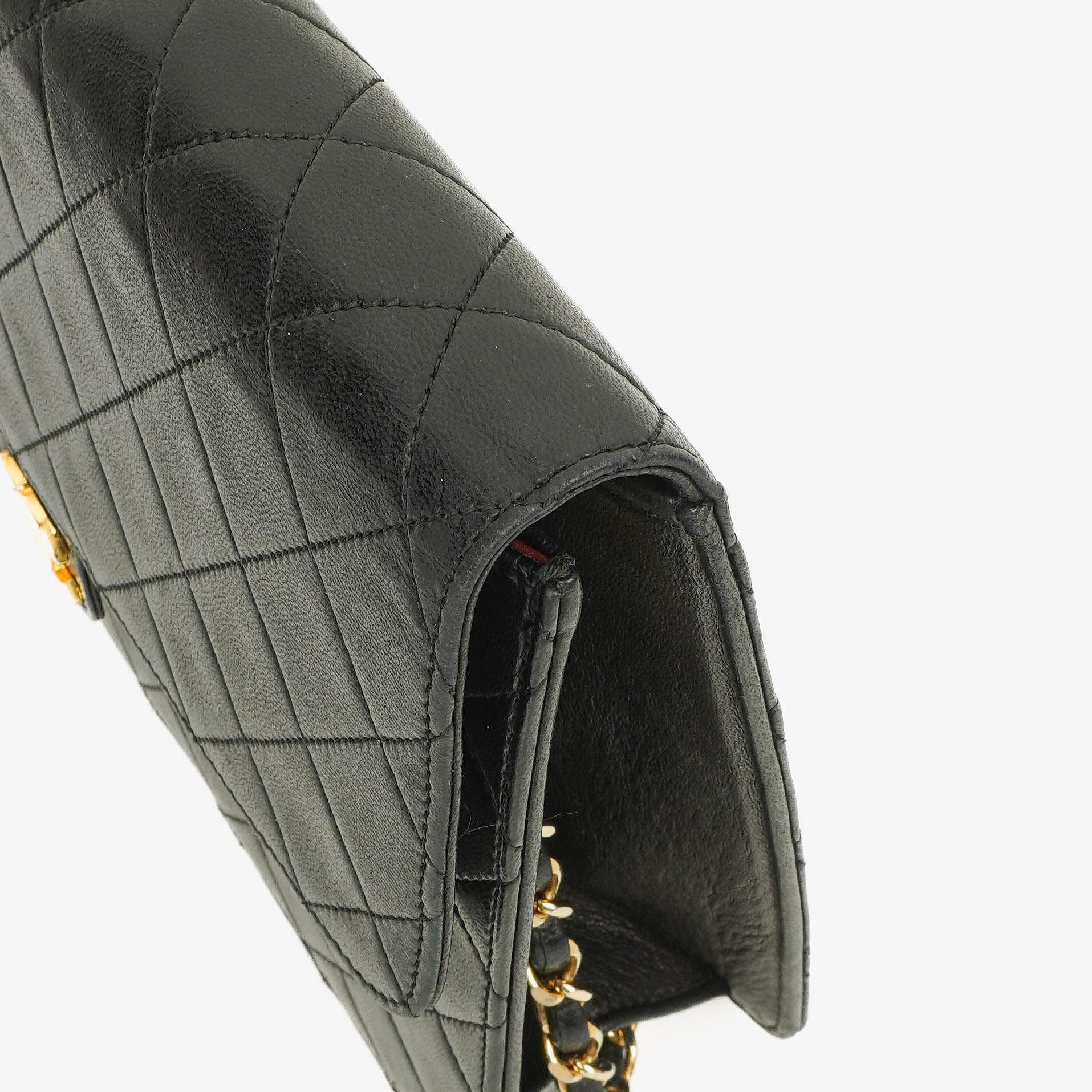 Chanel Medium Classic Single Flap Tasche aus schwarzem gestepptem Lammleder mit goldfarbenen Beschlägen