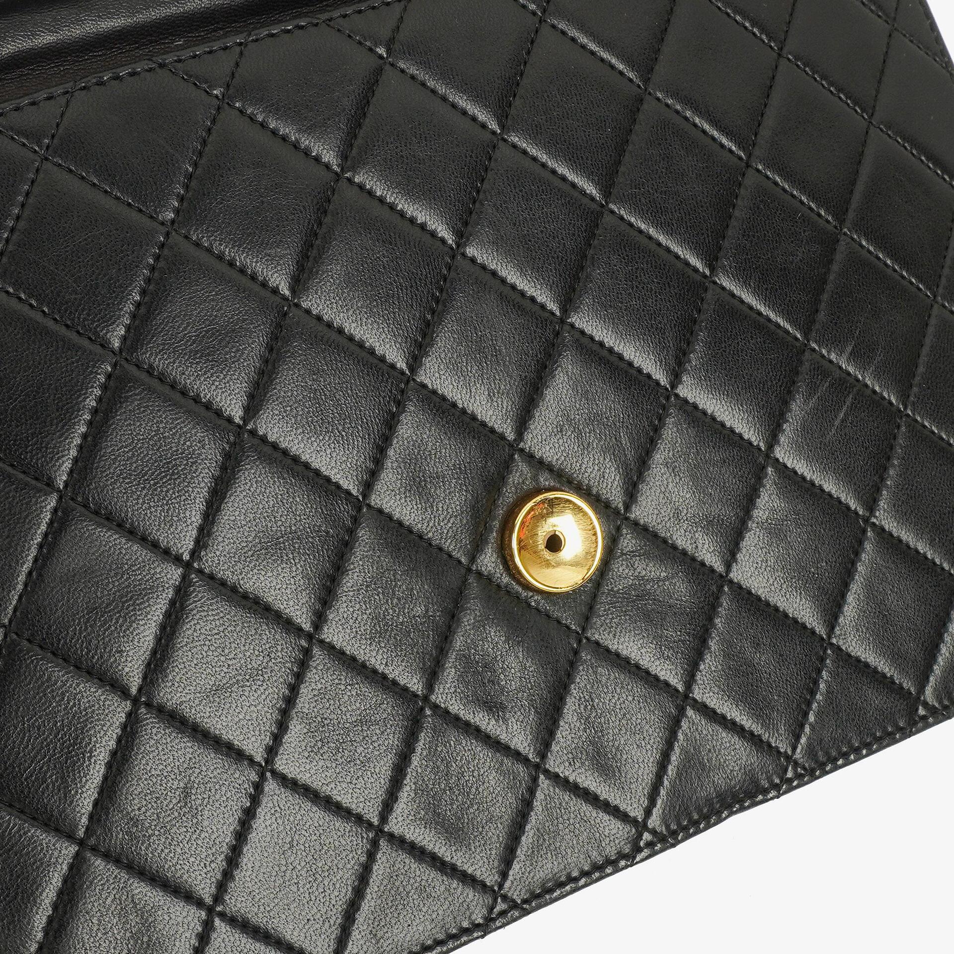 Chanel Medium Classic Single Flap Tasche aus schwarzem gestepptem Lammleder mit goldfarbenen Beschlägen