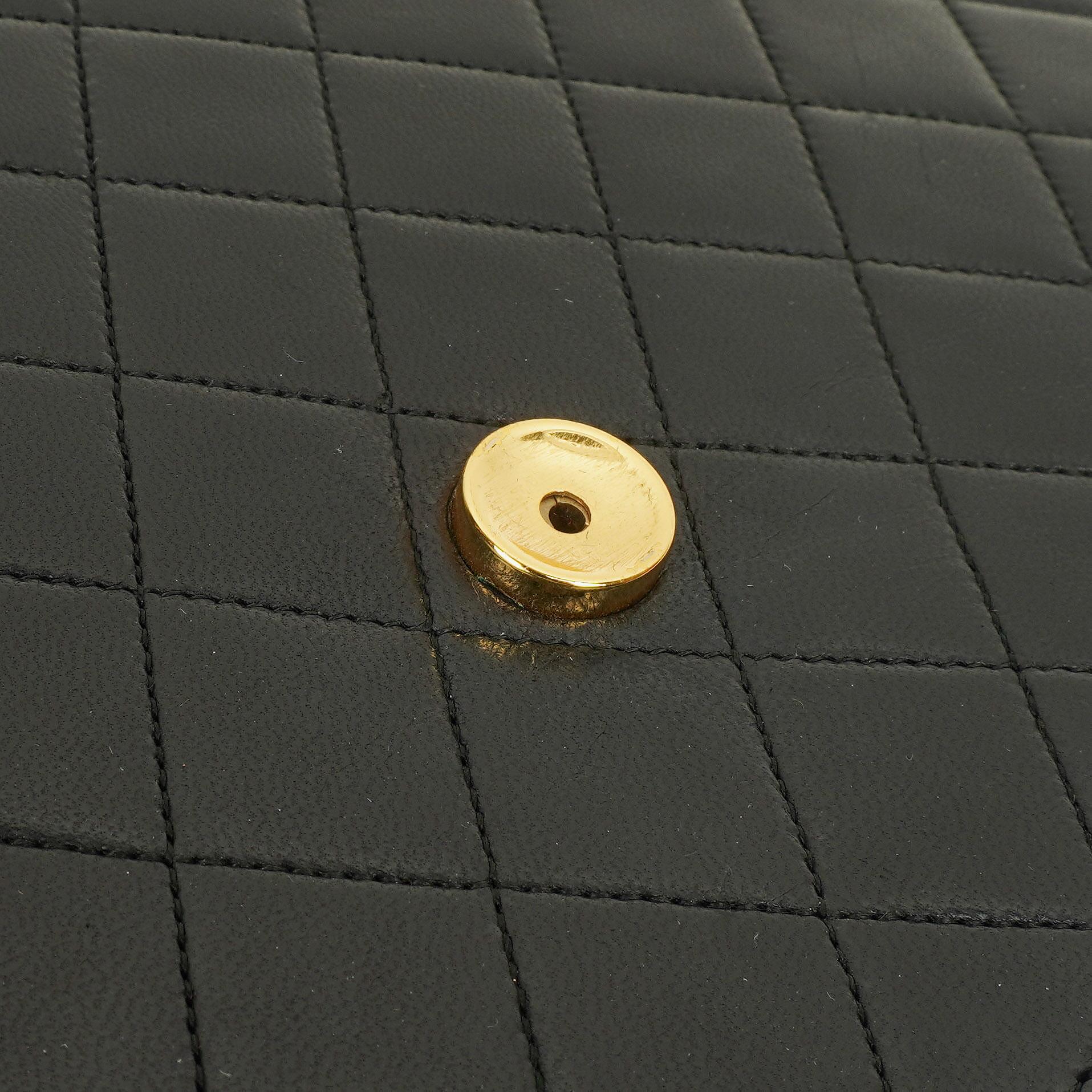 Chanel Medium Classic Single Flap Tasche aus schwarzem gestepptem Lammleder mit goldfarbenen Beschlägen
