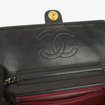 Chanel Medium Classic Single Flap Tasche aus schwarzem gestepptem Lammleder mit goldfarbenen Beschlägen
