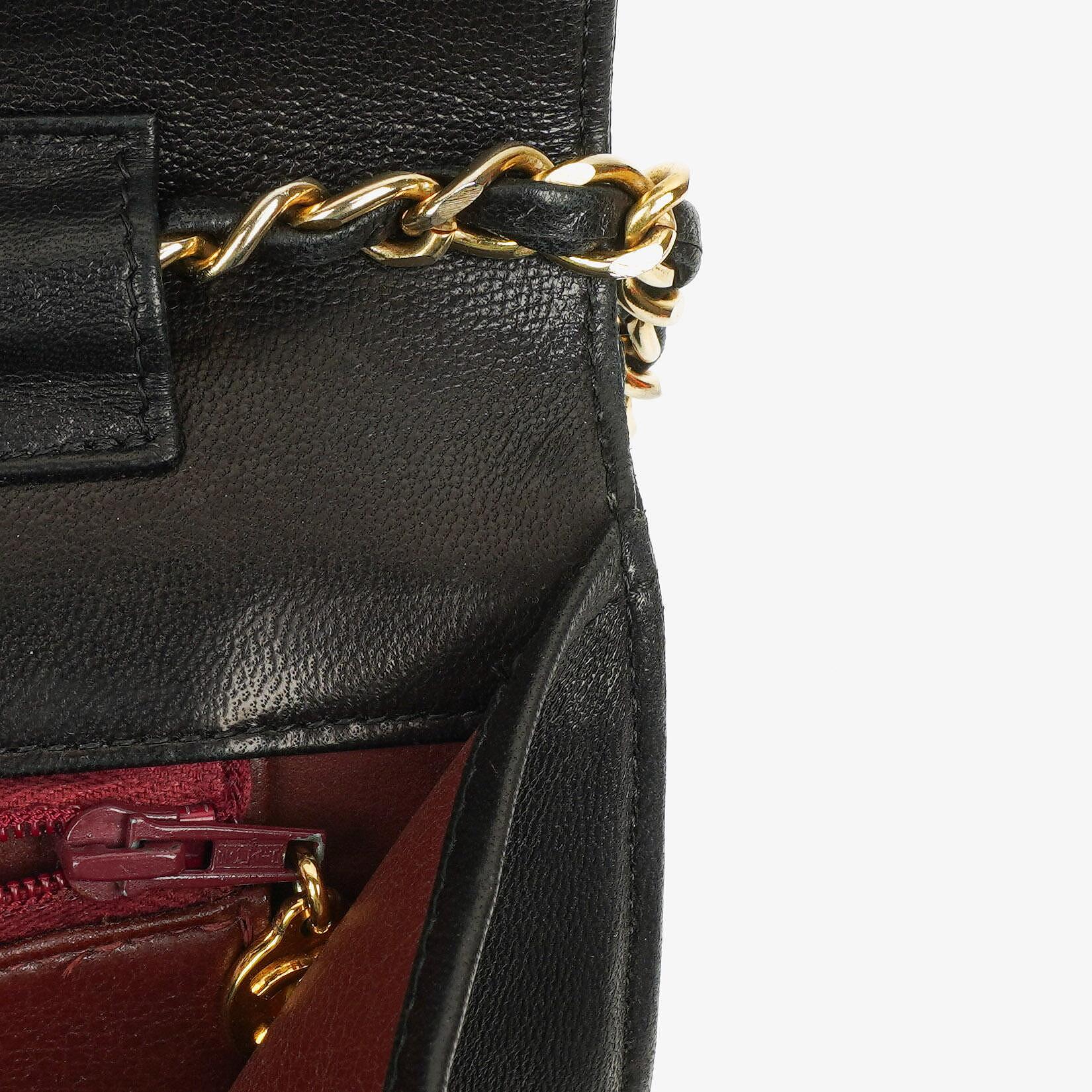 Chanel Medium Classic Single Flap Tasche aus schwarzem gestepptem Lammleder mit goldfarbenen Beschlägen