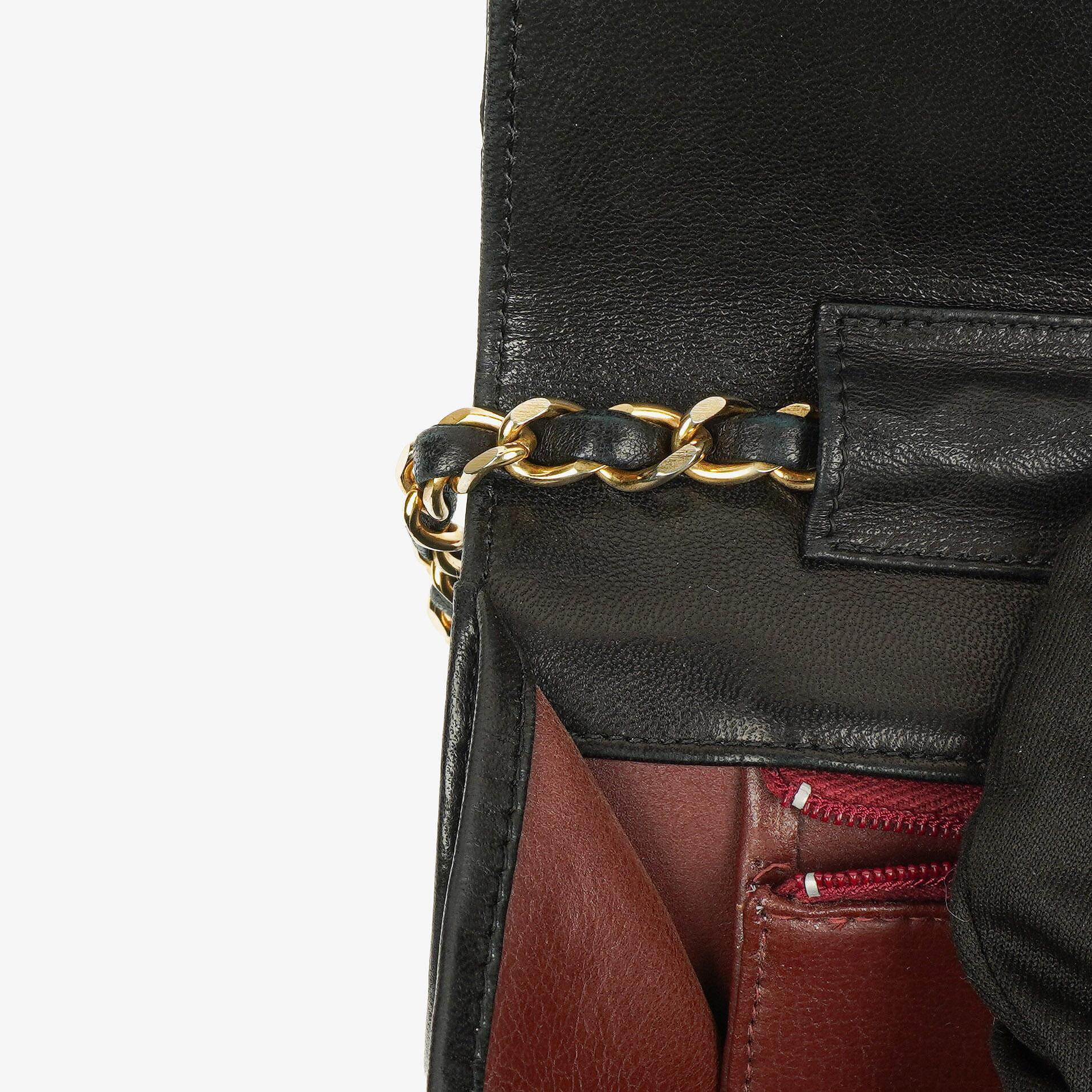 Chanel Medium Classic Single Flap Tasche aus schwarzem gestepptem Lammleder mit goldfarbenen Beschlägen