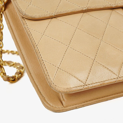 Chanel Medium Classic Single Flap Tasche aus beigem gestepptem Lammleder mit 24K vergoldeten Beschlägen