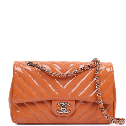 Chanel Medium Classic Einzelklappentasche Orange Chevron Gepolstertes Lackleder Silberfarbene Hardware