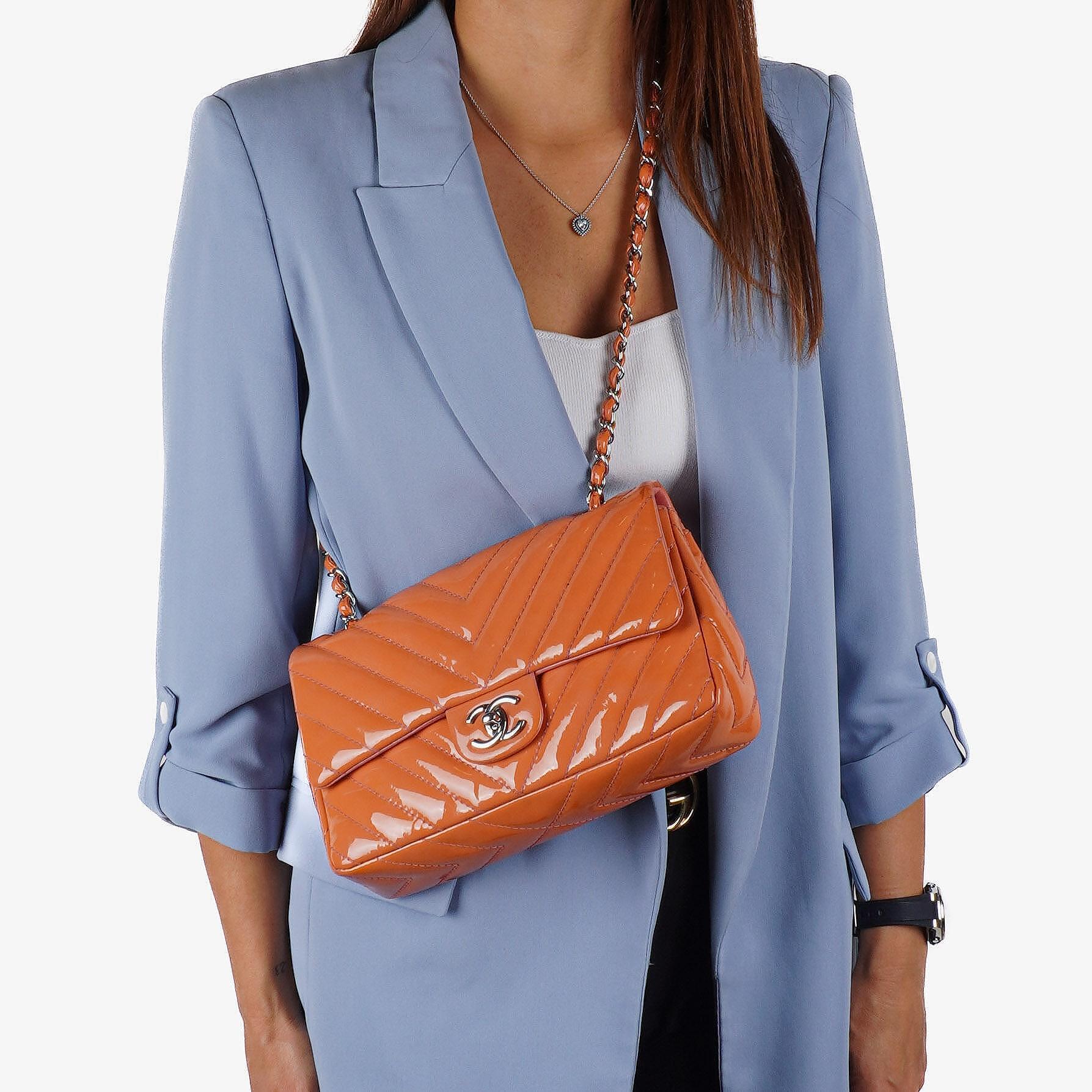 Chanel Medium Classic Einzelklappentasche Orange Chevron Gepolstertes Lackleder Silberfarbene Hardware
