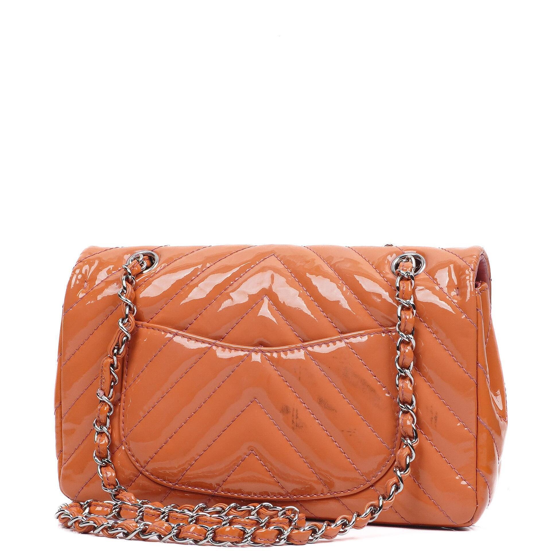 Chanel Medium Classic Einzelklappentasche Orange Chevron Gepolstertes Lackleder Silberfarbene Hardware