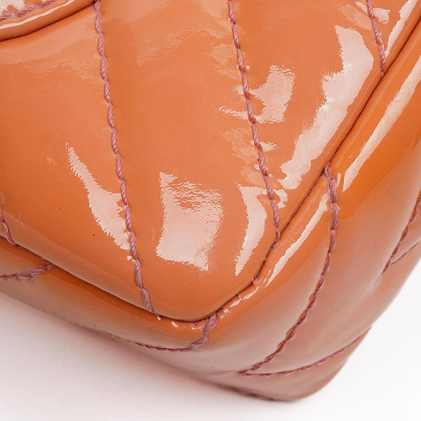 Chanel Medium Classic Einzelklappentasche Orange Chevron Gepolstertes Lackleder Silberfarbene Hardware