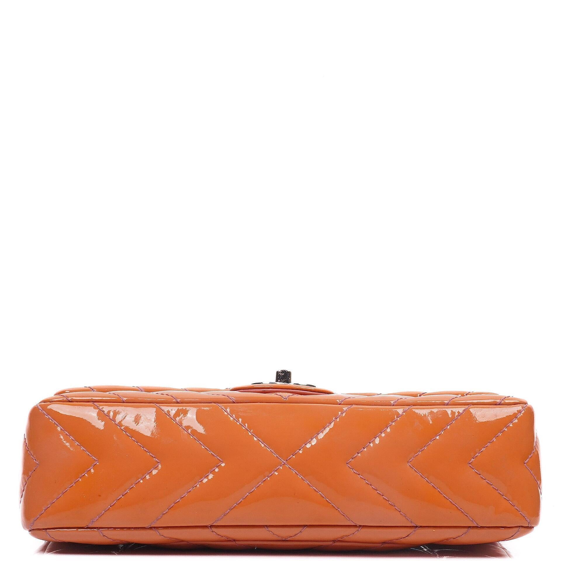 Chanel Medium Classic Einzelklappentasche Orange Chevron Gepolstertes Lackleder Silberfarbene Hardware