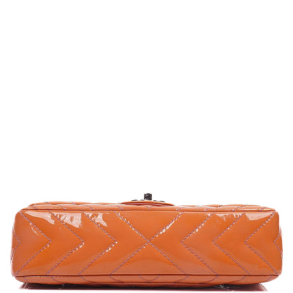 Chanel Medium Classic Einzelklappentasche Orange Chevron Gepolstertes Lackleder Silberfarbene Hardware