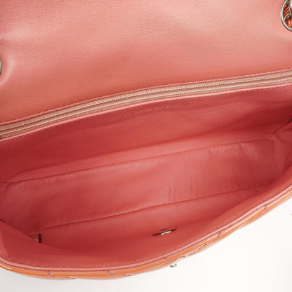 Chanel Medium Classic Einzelklappentasche Orange Chevron Gepolstertes Lackleder Silberfarbene Hardware