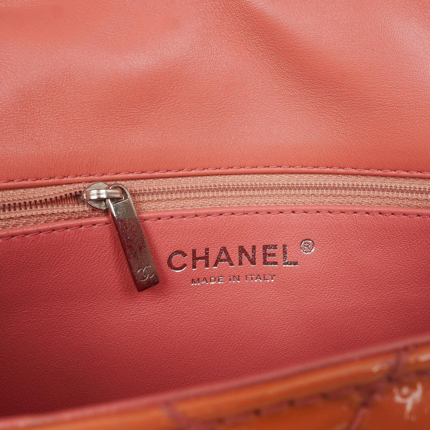 Chanel Medium Classic Einzelklappentasche Orange Chevron Gepolstertes Lackleder Silberfarbene Hardware