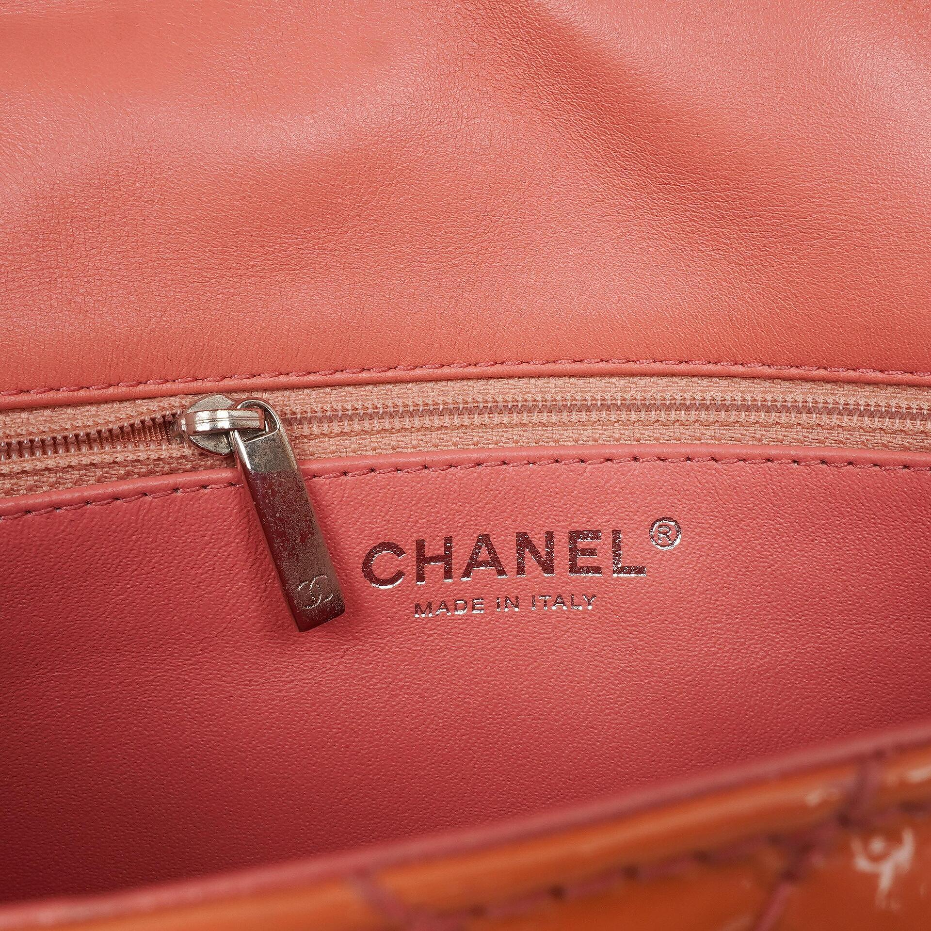 Chanel Medium Classic Einzelklappentasche Orange Chevron Gepolstertes Lackleder Silberfarbene Hardware