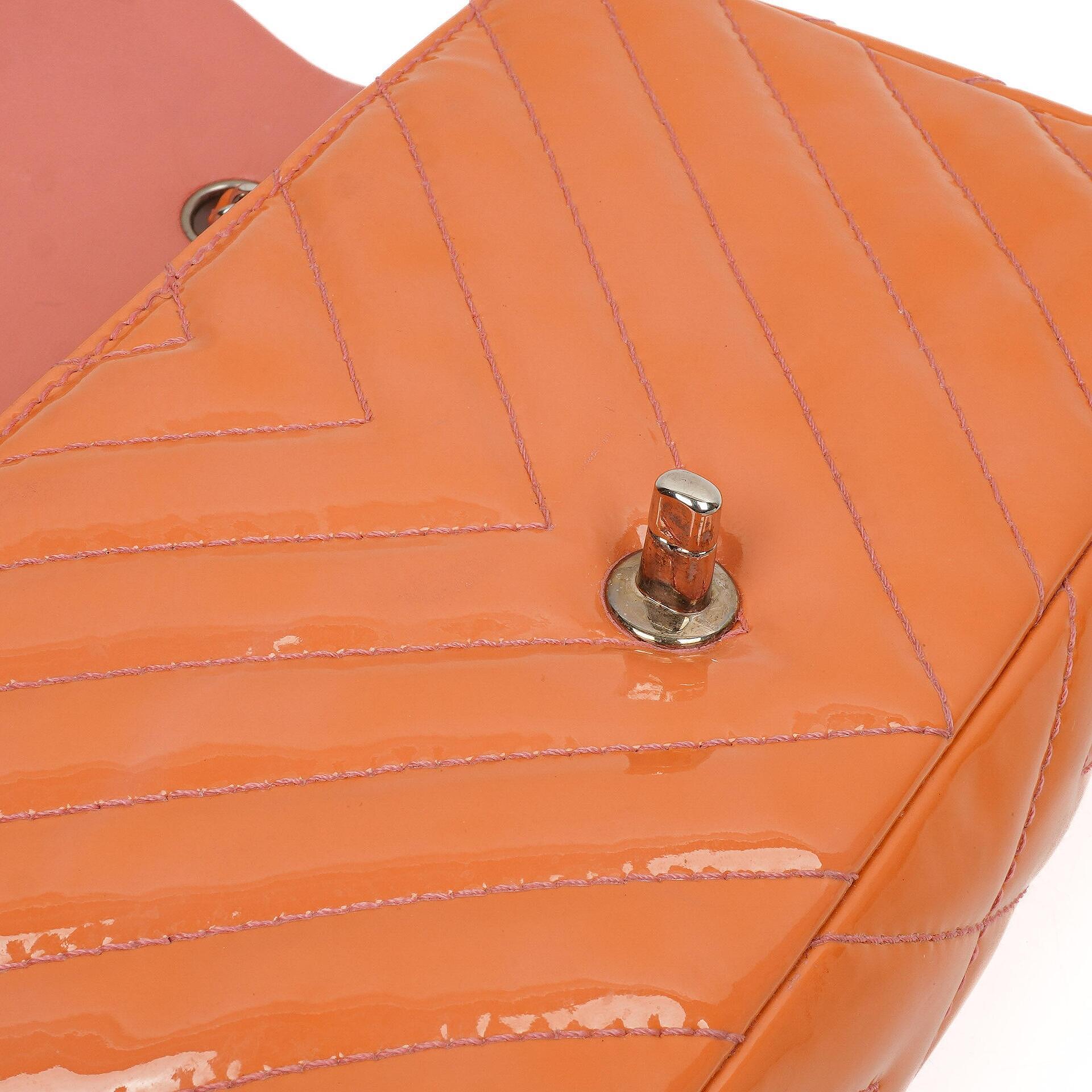 Chanel Medium Classic Einzelklappentasche Orange Chevron Gepolstertes Lackleder Silberfarbene Hardware