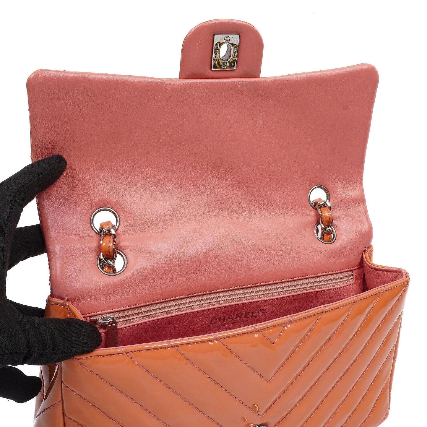 Chanel Medium Classic Einzelklappentasche Orange Chevron Gepolstertes Lackleder Silberfarbene Hardware