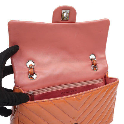 Chanel Medium Classic Einzelklappentasche Orange Chevron Gepolstertes Lackleder Silberfarbene Hardware