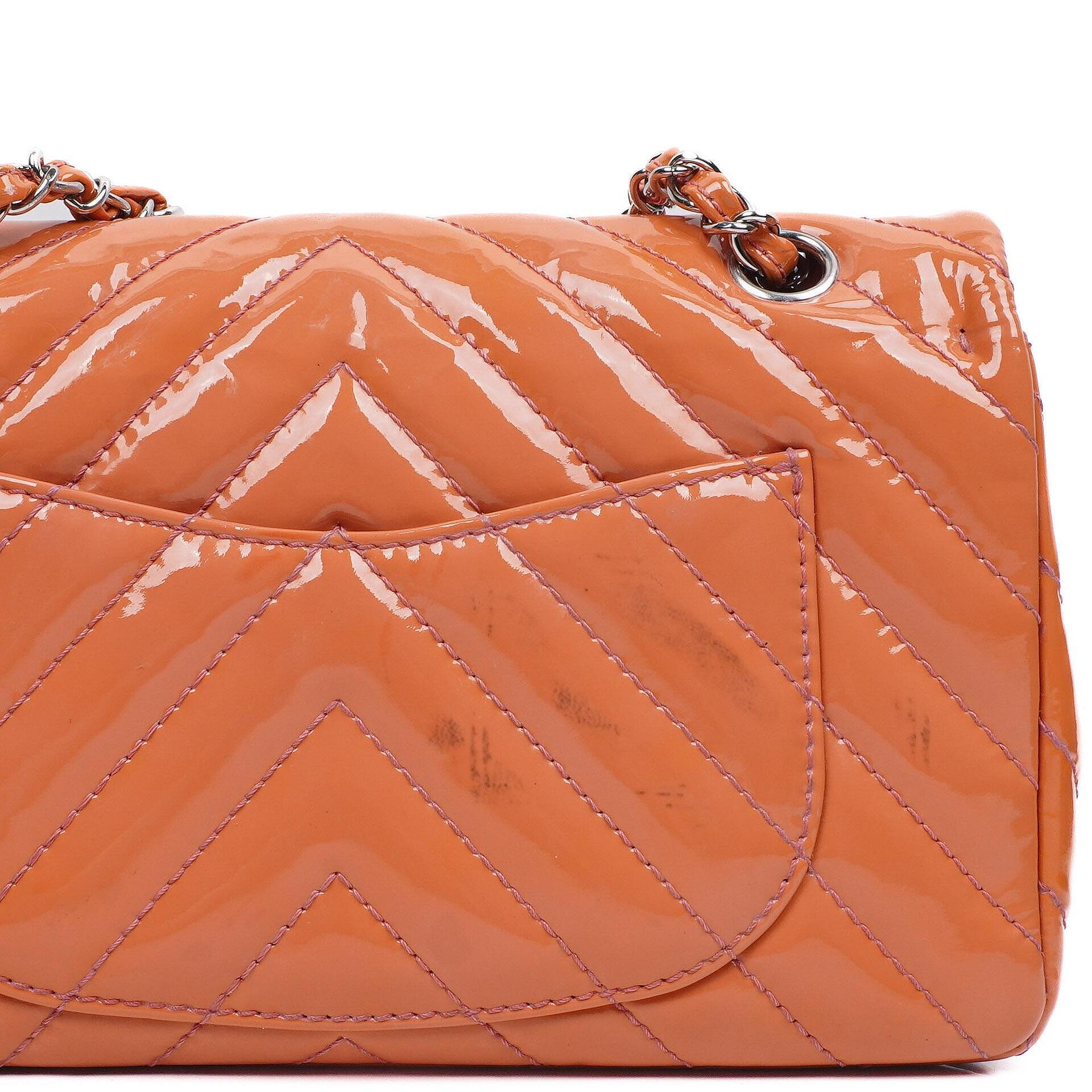 Chanel Medium Classic Einzelklappentasche Orange Chevron Gepolstertes Lackleder Silberfarbene Hardware